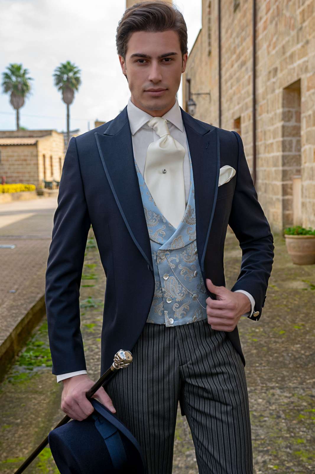 Chaqué de novio azul marino tejido liso con perfil de raso y pantalón con raya diplomática. Traje de novio 2329 Mario Moyano