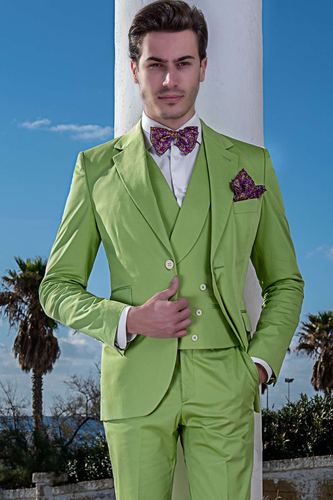 Traje moderno de estilo “Slim”. Tejido color verde 100% algodón. Traje de novio 2502 Mario Moyano