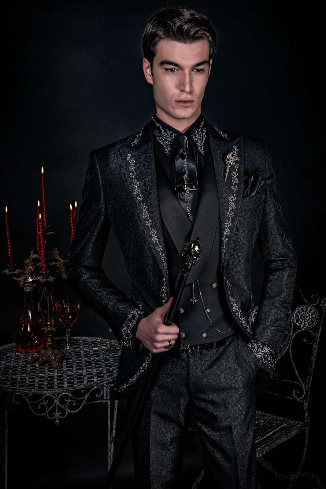 Traje de novio de época gótico brocado negro con bordado floral plata. Traje de novio 2598 Mario Moyano