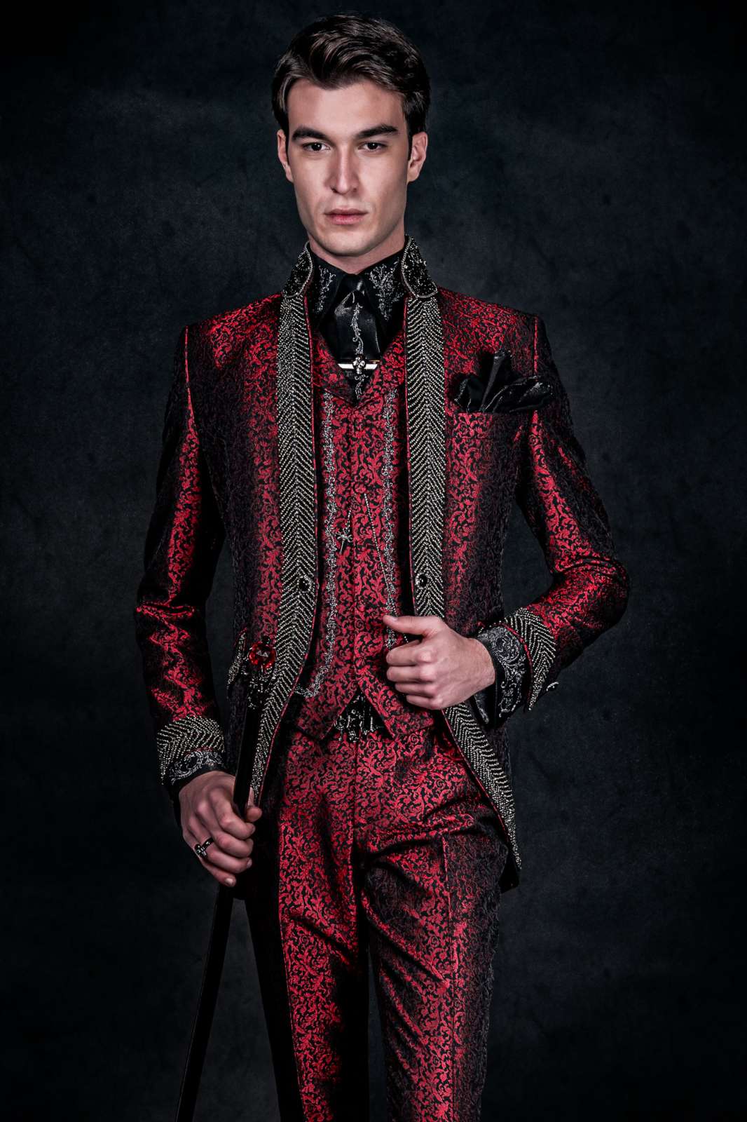 Traje de novio barroco, levita vintage en tejido brocado rojo con cuello Mao con pedrería negra. Traje de novio 2602 Mario Moyano