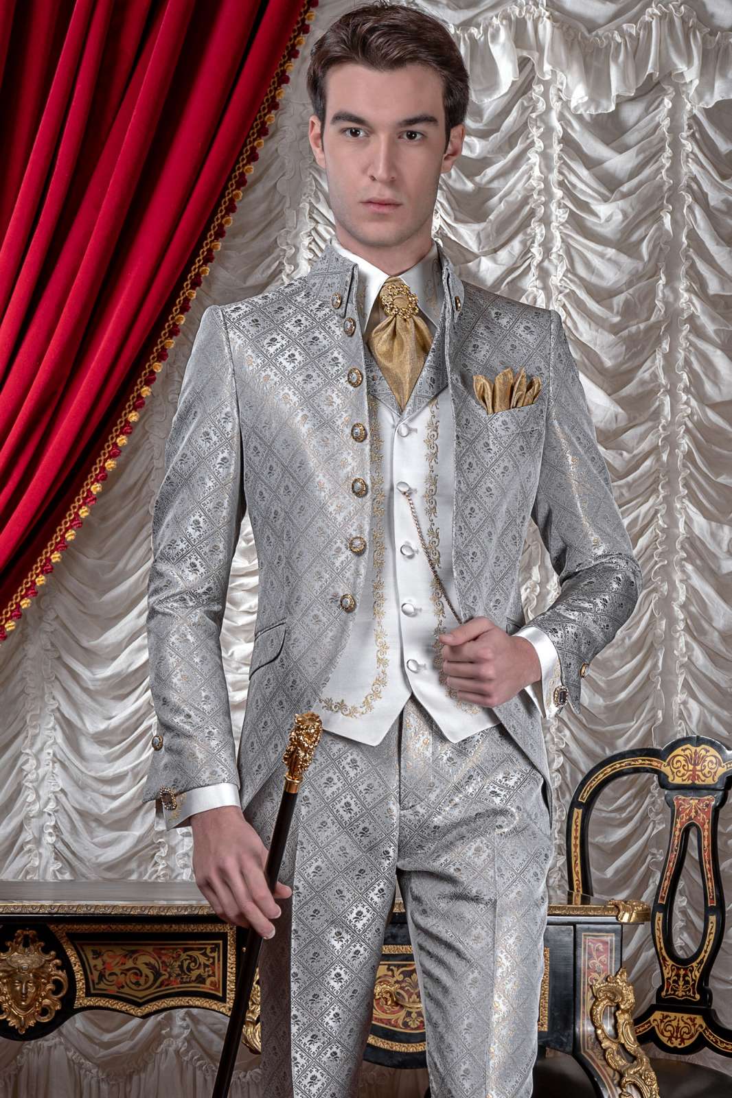 Traje de novio barroco, redingote de época cuello Napoleón en tejido brocado gris plata-oro con botones dorados. Traje de novio 2626 Mario Moyano