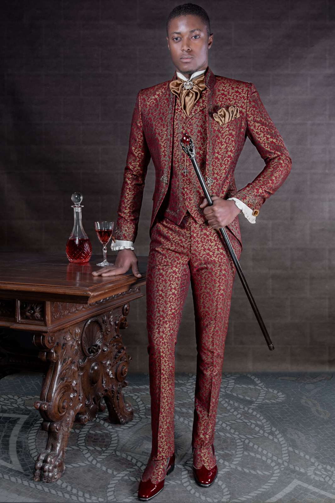 Traje de novio barroco, levita de época cuello mao en tejido jacquard rojo y dorado con bordados plateados. Traje de novio 2647 Mario Moyano