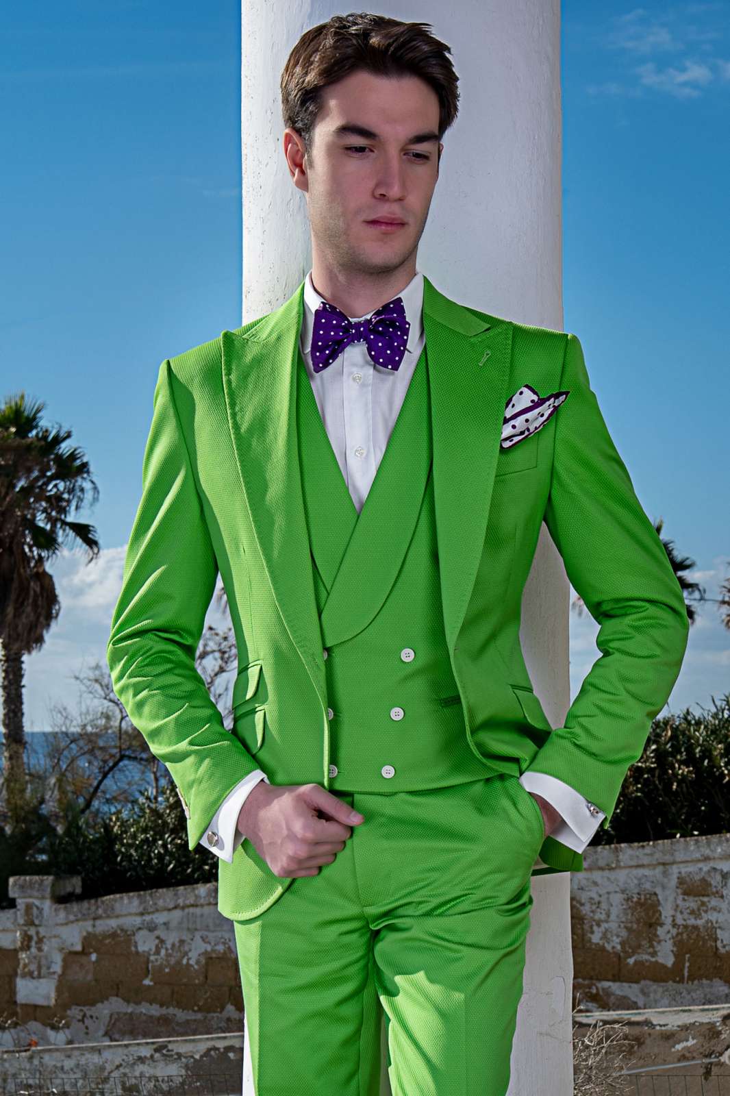 Traje moderno de estilo “Slim”. Tejido color verde 100% algodón. Traje de novio 2501 Mario Moyano
