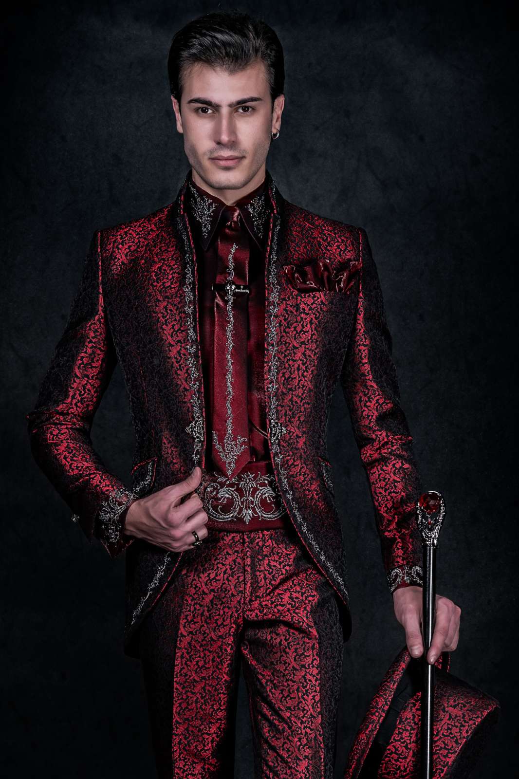 Traje de novio barroco, levita de época cuello mao en tejido jacquard rojo con bordados plateados y broche de cristal. Traje de novio 2591 Mario Moyano