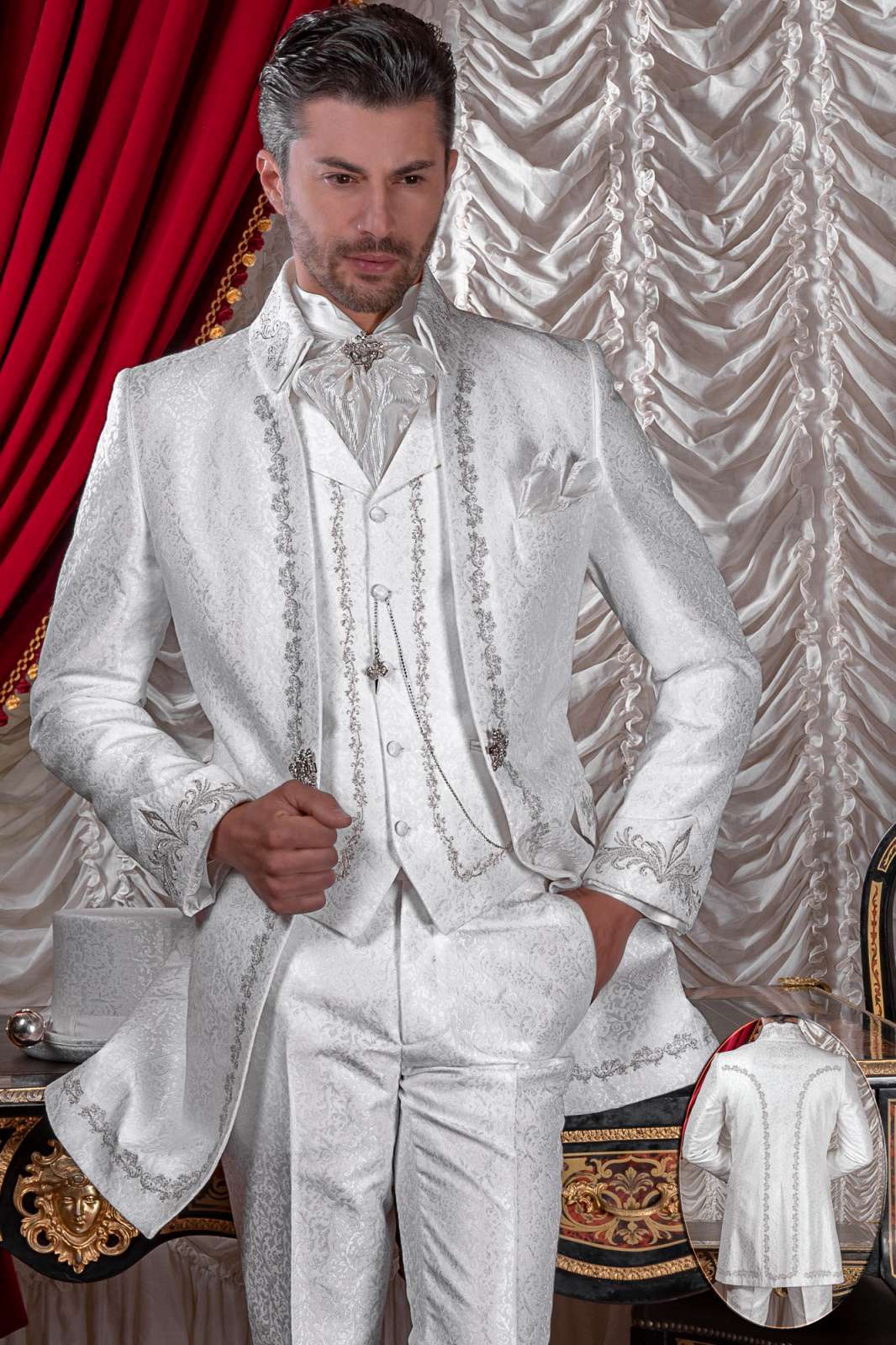 Traje de novio barroco, levita de época cuello Napoleón en tejido jacquard blanco con bordados plateados y broche de cristal. Traje de novio 2606 Mario Moyano