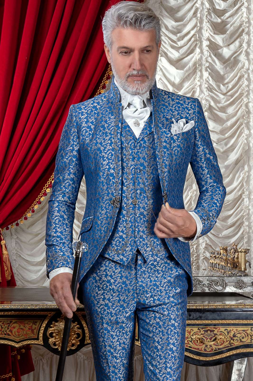 Traje de novio barroco, levita de época cuello mao en tejido jacquard azul y plata con bordados plateados. Traje de novio 2629 Mario Moyano