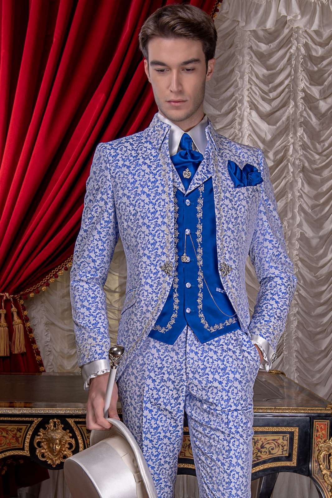 Traje de novio barroco, levita de época cuello Napoleón en tejido jacquard azul y blanco con bordados plateados. Traje de novio 2637 Mario Moyano