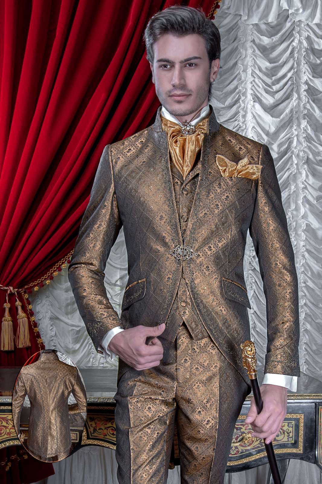 Traje de novio barroco, levita de época cuello mao en tejido jacquard dorado con bordados dorados y broche de cristal. Traje de novio 2653 Mario Moyano